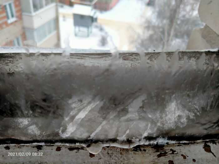 Лёд на моем окне со стороны квартиры