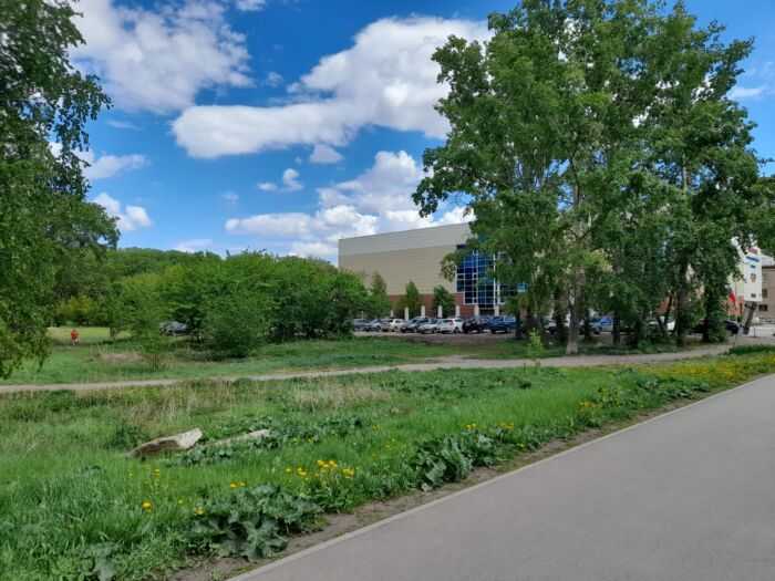 Парковка в городском парке 50 летия влксм