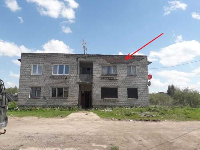 Соседний дом. Франтон разваливается и окон нет.