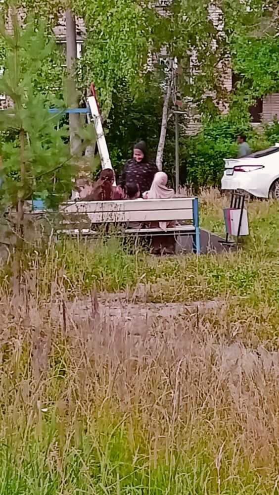 Детские площадки усыпаны мигрантами