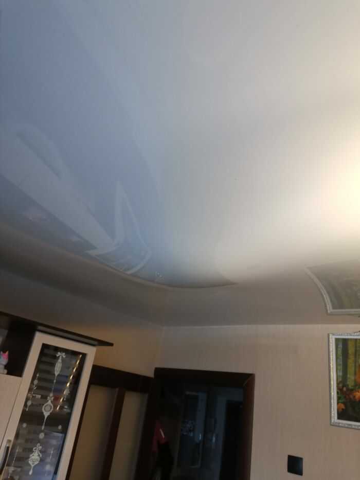 натяжной потолок одной из комнот.