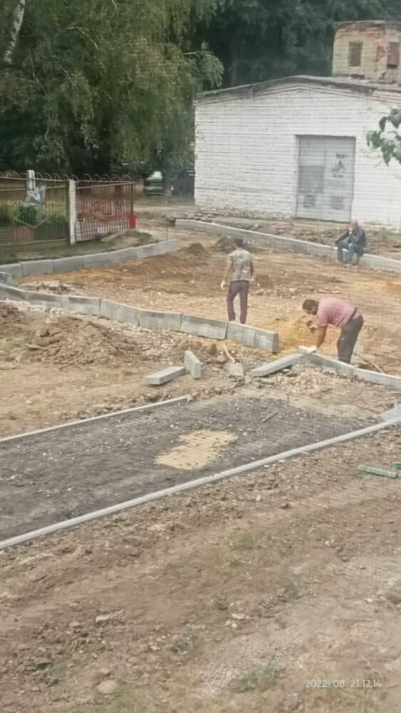 Это на данный момент и видно что место для парковки есть