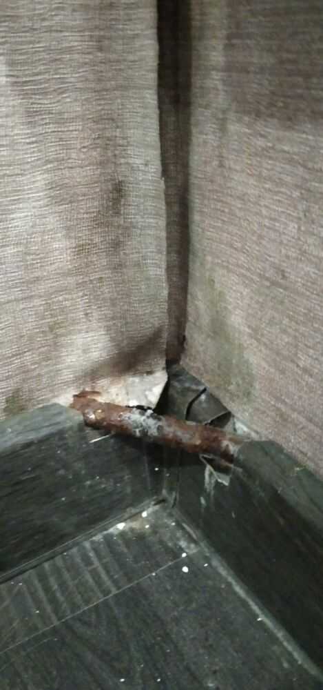 Плесневых угол в комнате,где сделан ремонт