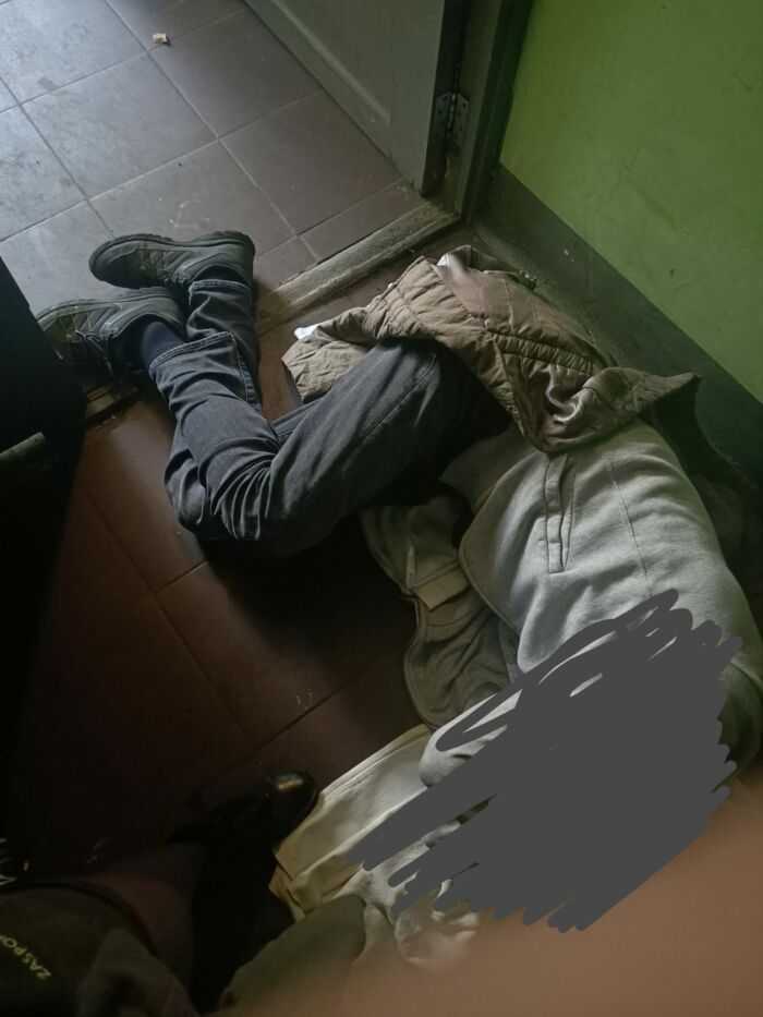 Избитый, с переломами ноги, сотрясение,скорую ждем