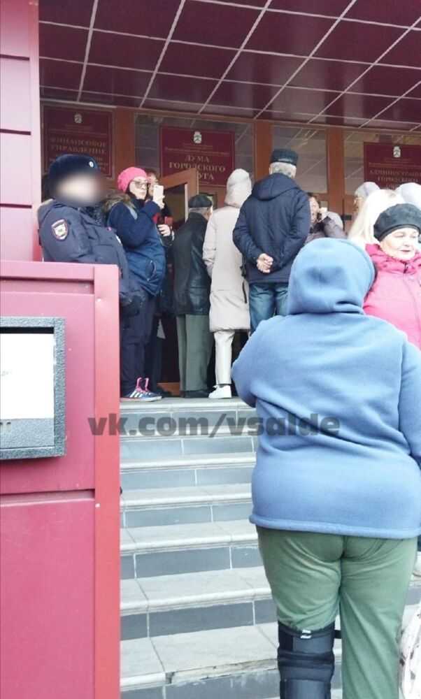 Жителей не пускают в полупустой зал