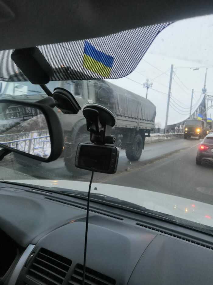 Военные автомобили с УКРАИНСКИМИ флагами на мосту в Твери