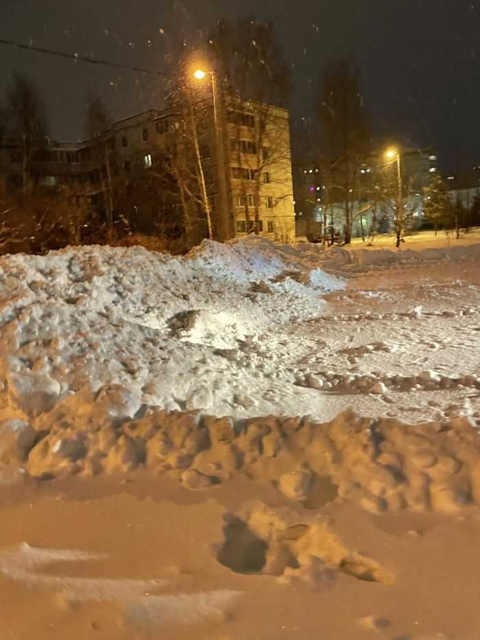 Тротуар завален снегом