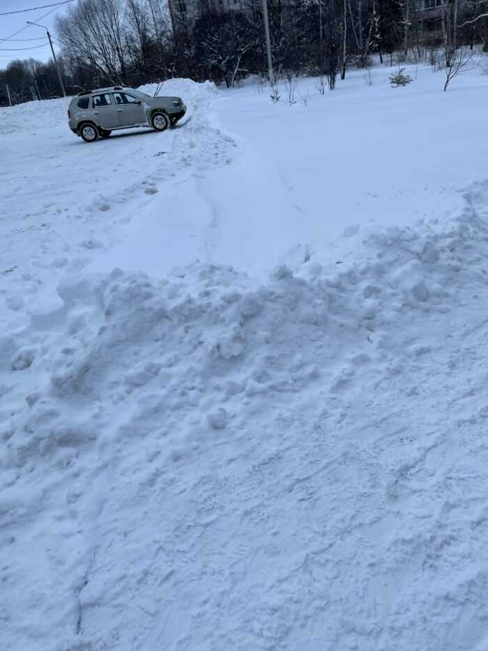 Тротуар завален снегом