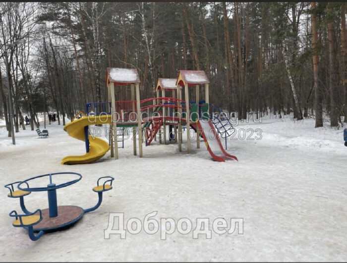 Детская которая покрыта толстым слоем льда