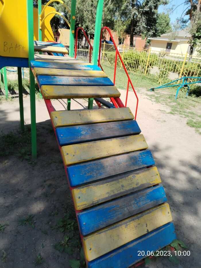 Отсутствие досок на лестнице