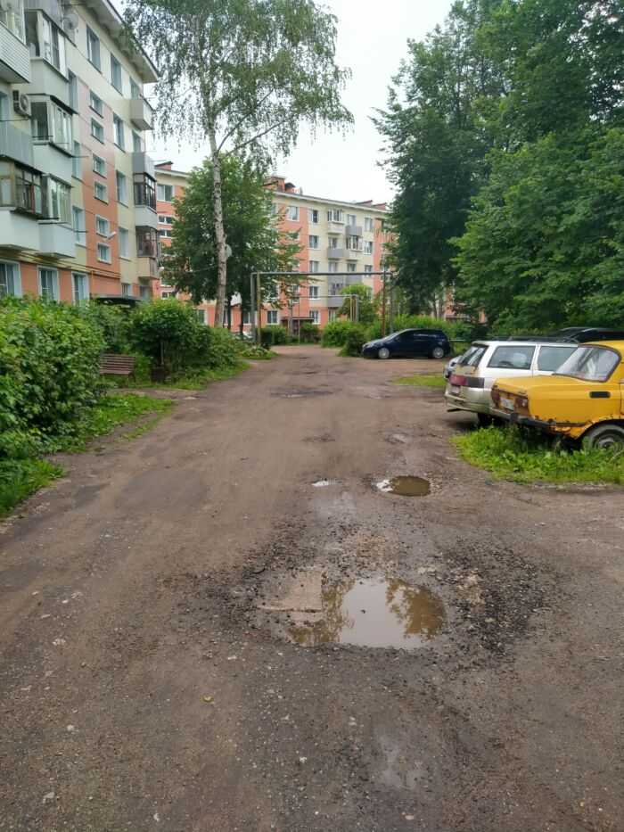 Дорога между жилыми домами