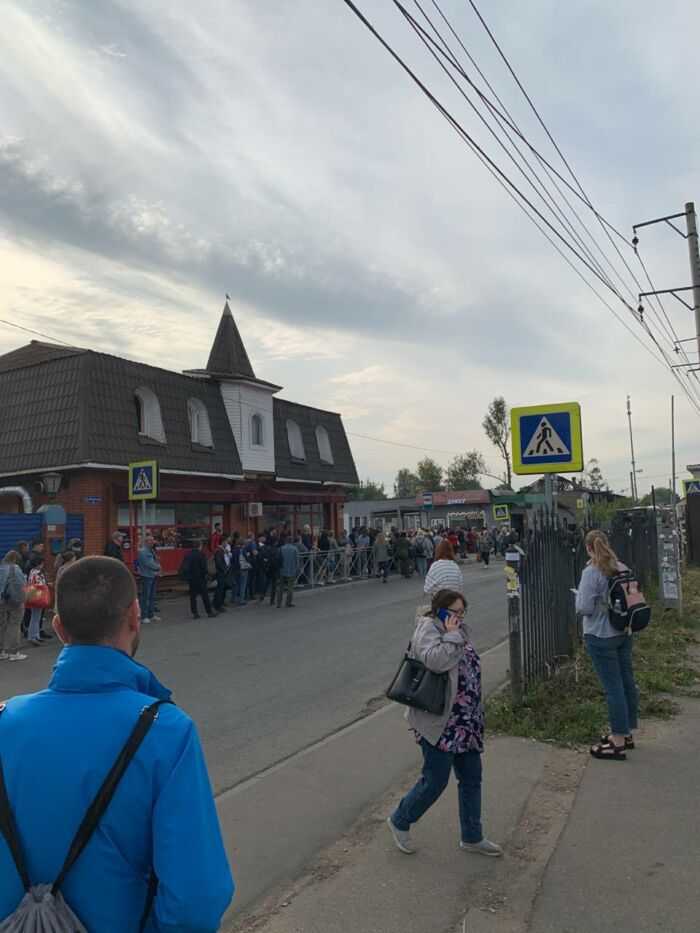 Очередь на автобус Лобня-Алтуфьево