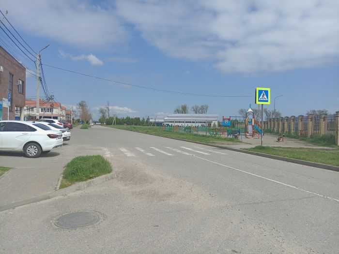 Детская площадка и рядом дорога