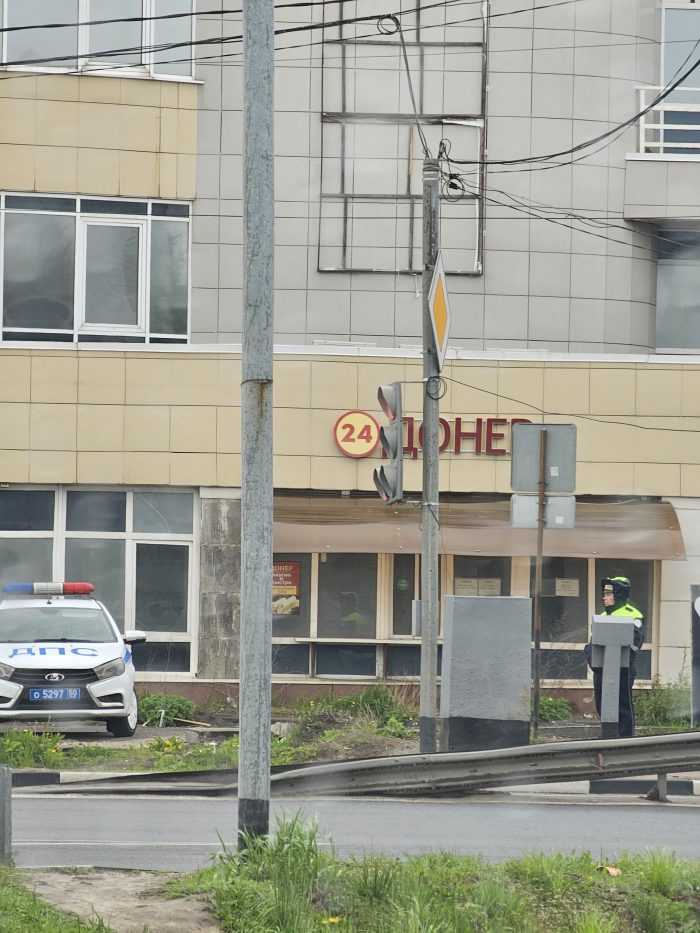 Сотрудник ГИБДД управляет светофором. 2025-05-03, 15.56.58