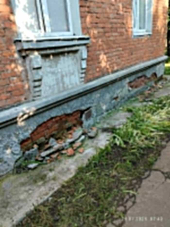 разрушение дома , после трехнедельного затопления фундамента дома