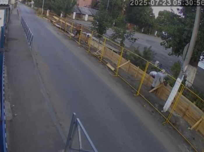 Работа строителей с техникой в 5 утра